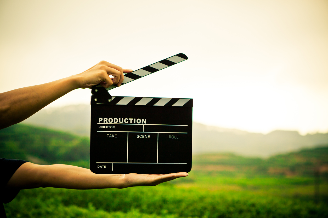 Photo d'un clap de production devant une vallée